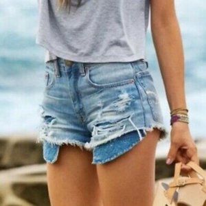 American Eagle Hi Rise Festival Jean short Distressed and Great for Spri…
